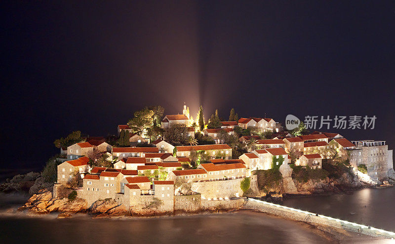 晚上的Sveti Stefan，黑山。